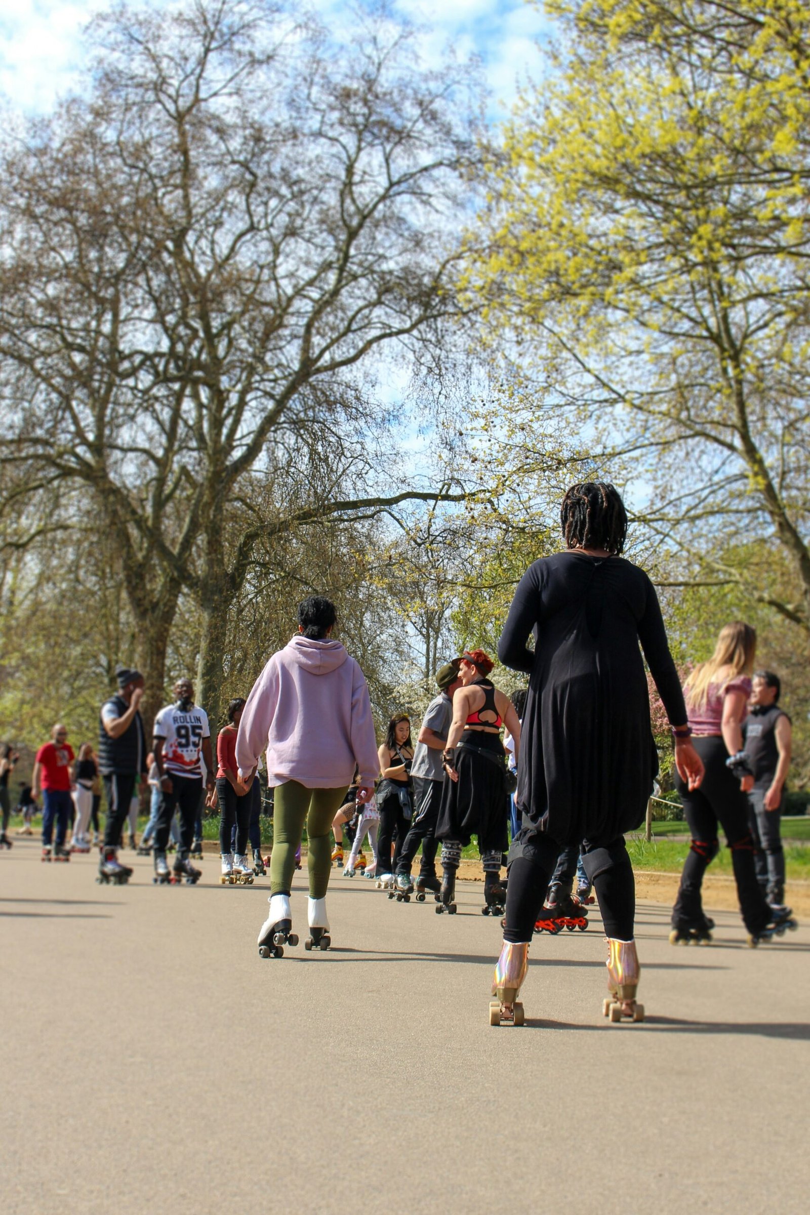 Pratiquants de roller quad dans différents styles – jam skating, park skating, roller dance, extérieur